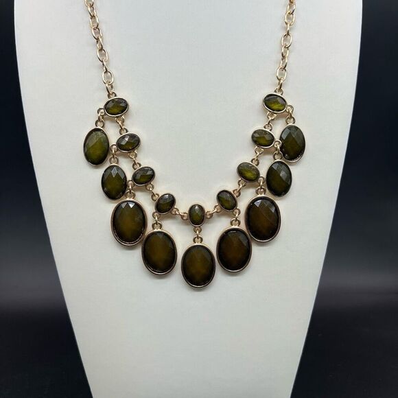Dangling Statement Bib Necklace Facet Green Rhinestones On A Gold Tone Chain - Picture 1 of 6